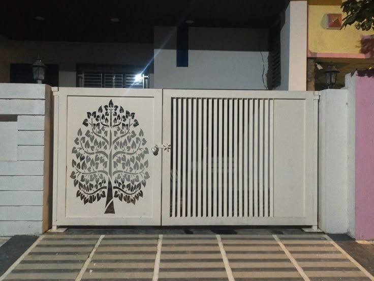 Pagar Keren, Rumah Auto Berkelas!